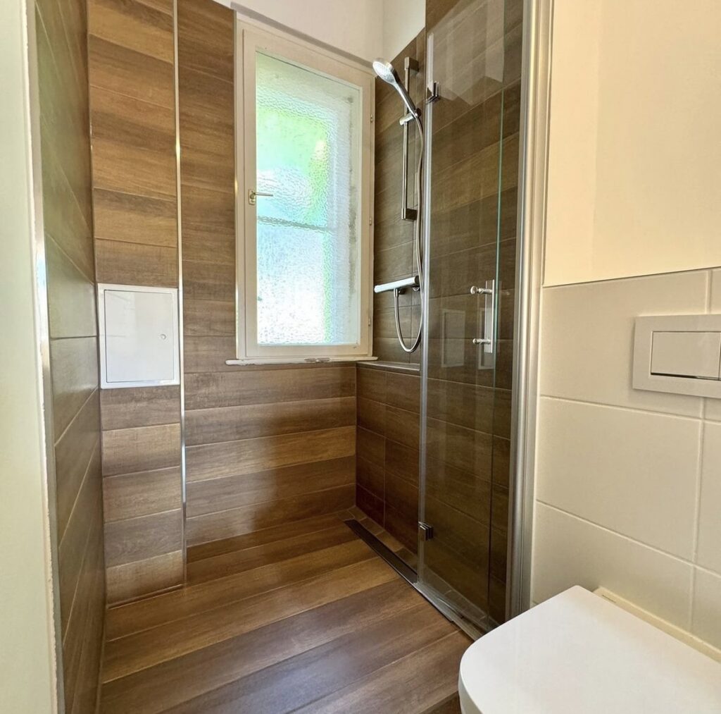 Kleines Bad mit bodengleicher Dusche – Mörchingerstraße, Referenz S&O