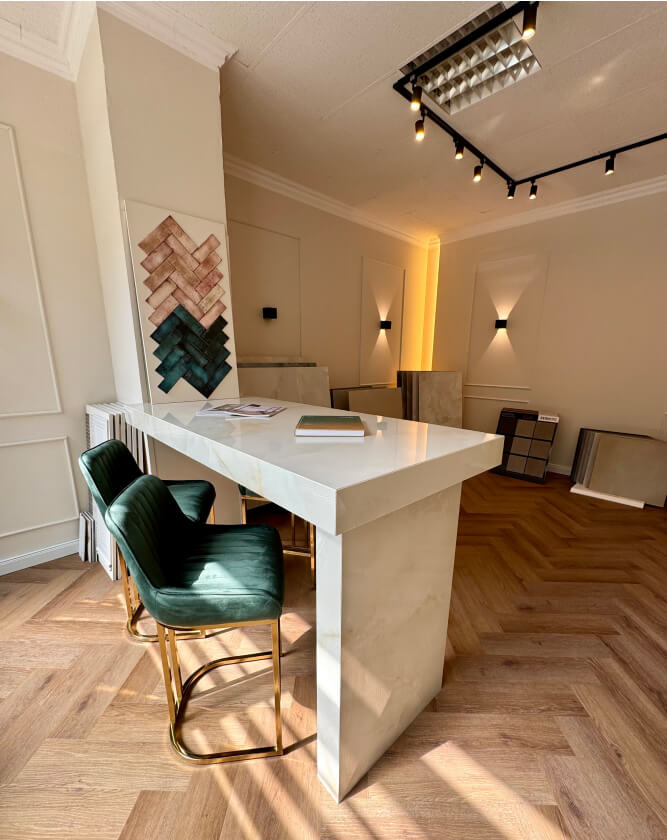 Beratungsplatz mit Fliesen- und Bodenmustern im Showroom von S&O Innenausbau