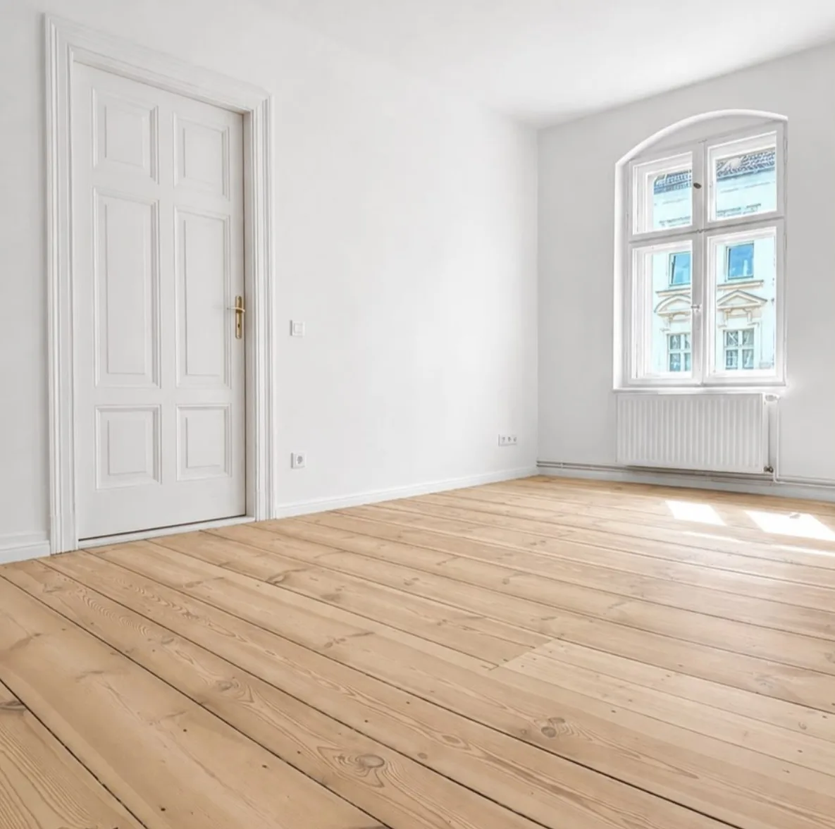 Aufgearbeitete Innentür mit originalem Beschlag am neu versiegelten Dielenboden