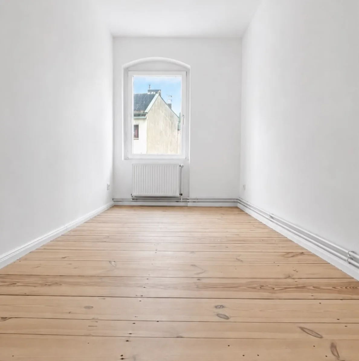 Wohnraum nach vollflächigem Verspachteln und Neuanstrich der Wand- und Deckenflächen