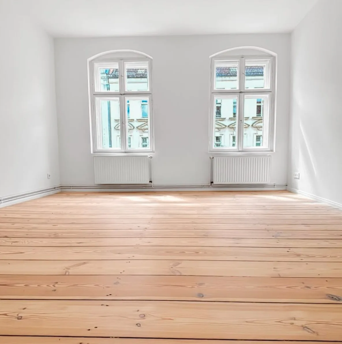 Holzdielen nach dem Abschleifen und der Versiegelung mit Zweikomponentenlack