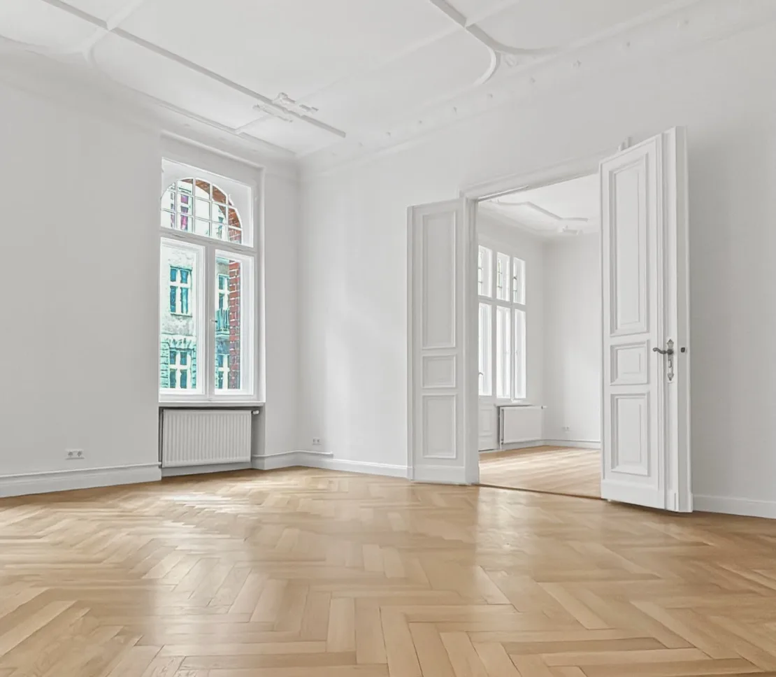 Sanierter Altbau in Berlin-Schöneberg mit Stuckdecke und Fischgrätparkett