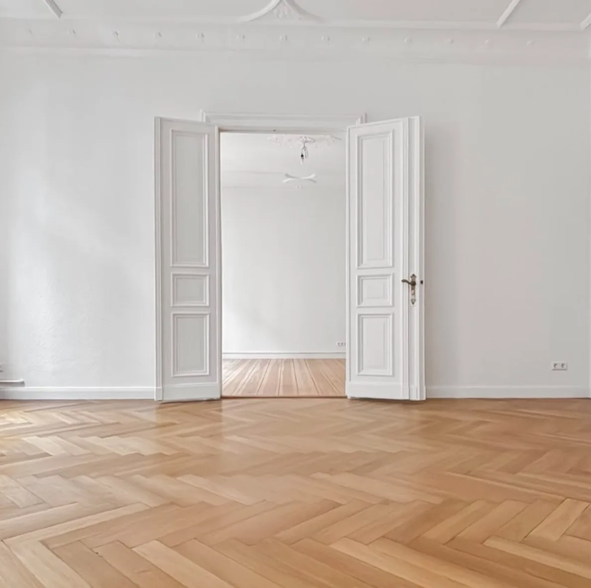 Neu lackierte Flügeltür mit Blick in das angrenzende Zimmer