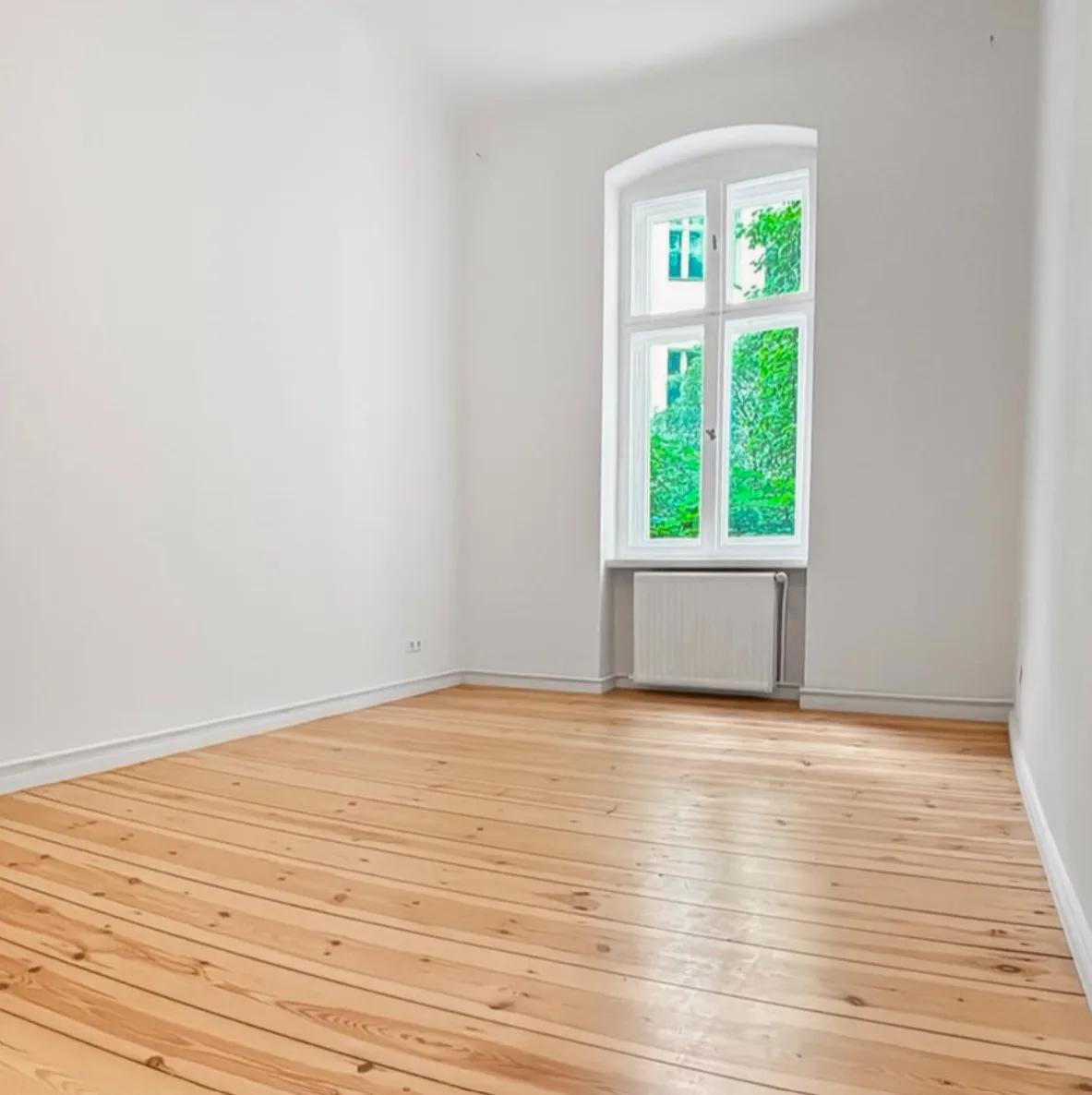 Wohnraum nach Neuanstrich mit Blick ins Grüne