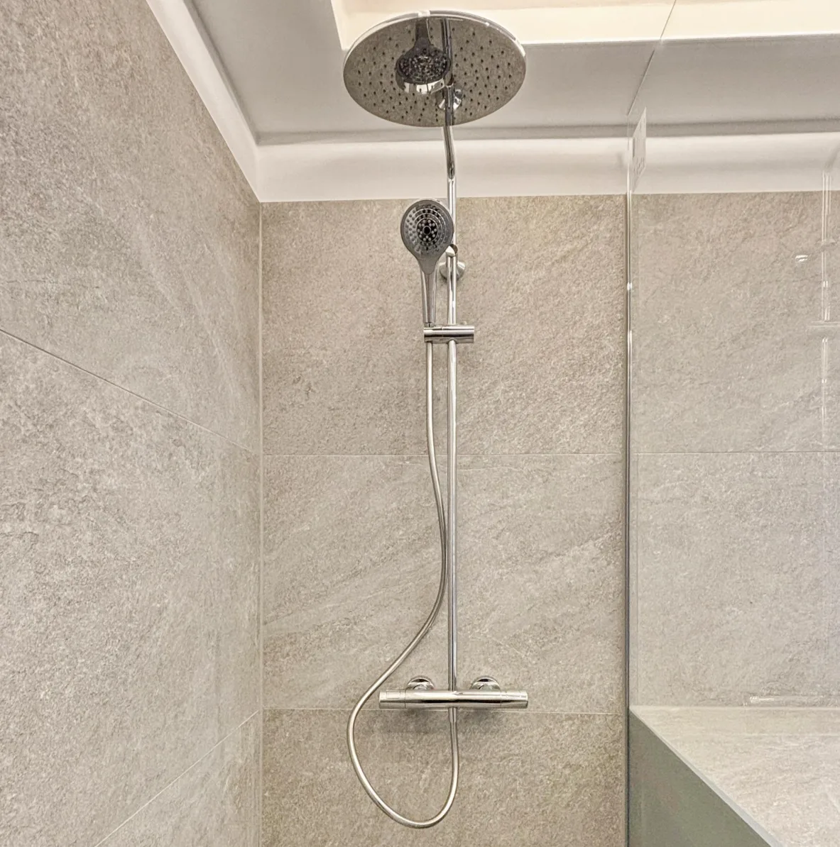 Begehbare Dusche mit Regenduschkopf, Handbrause und Echtglas-Abtrennung
