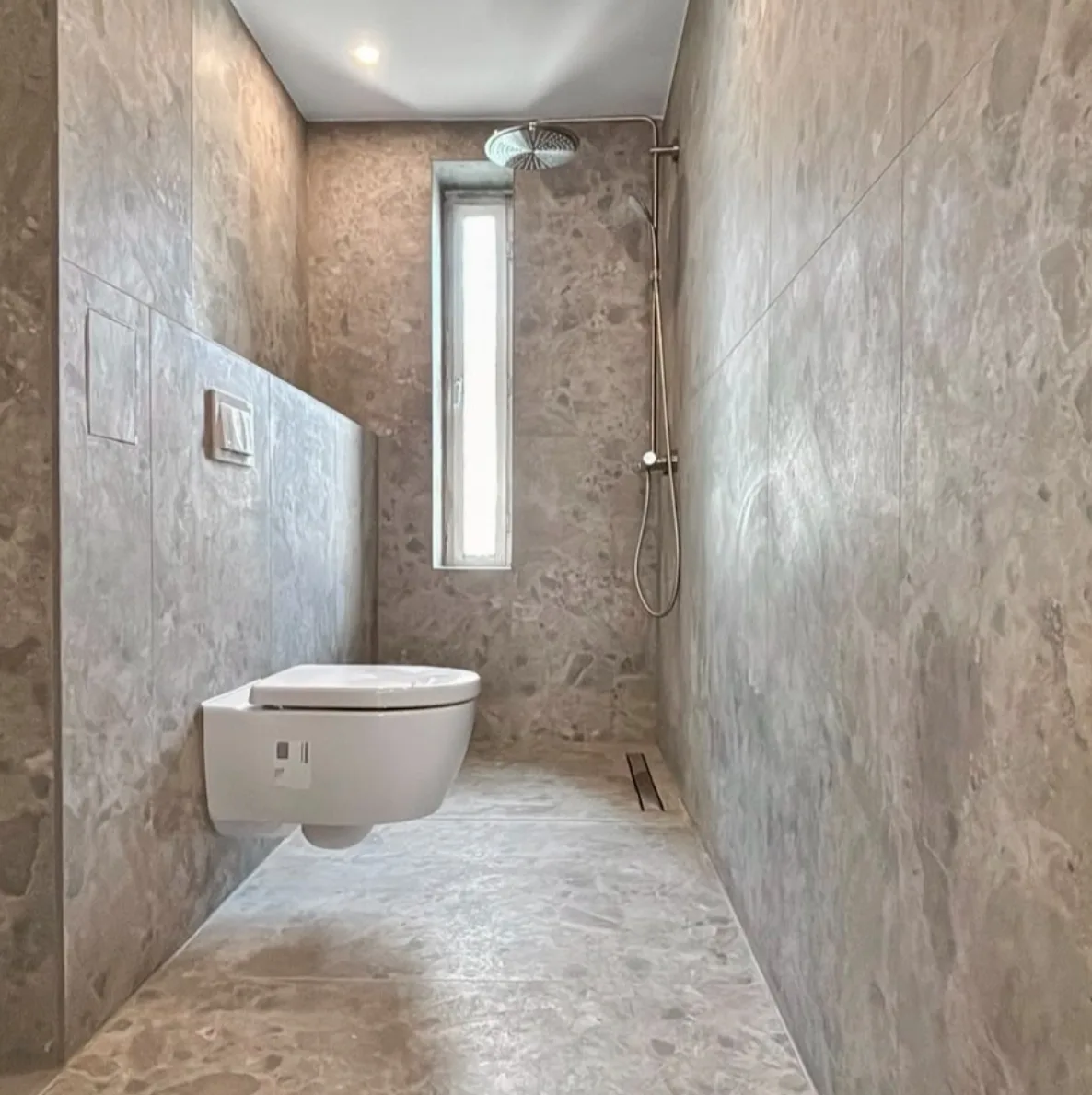 Bodengleiche Walk-in-Dusche mit Bodenrinne und Regendusche