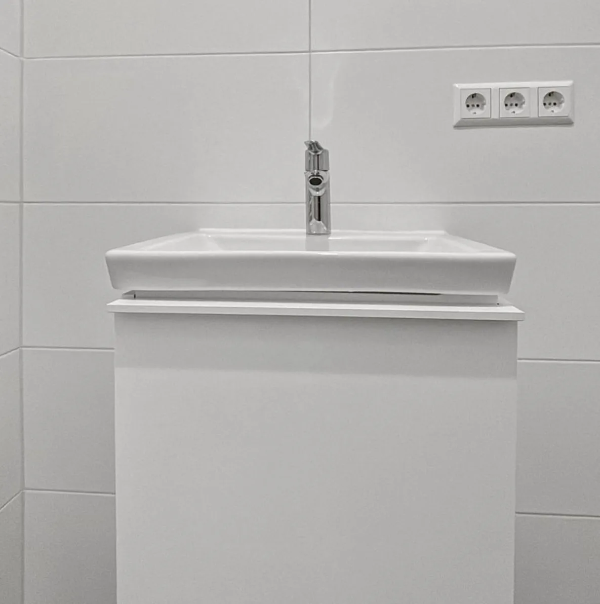 Waschtisch in 50 cm Breite mit Unterschrank auf anthrazitfarbenem Boden