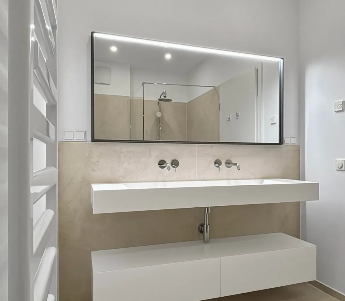 Walk-in-Dusche und Großformatfliesen, Charlottenburg – Referenz von S&O Innenausbau