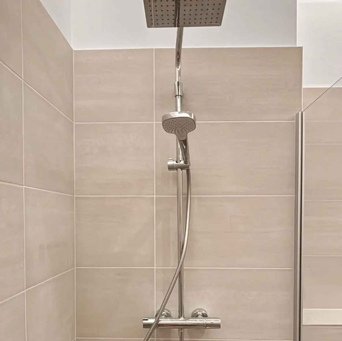 Modernes Regenduschsystem mit Handbrause