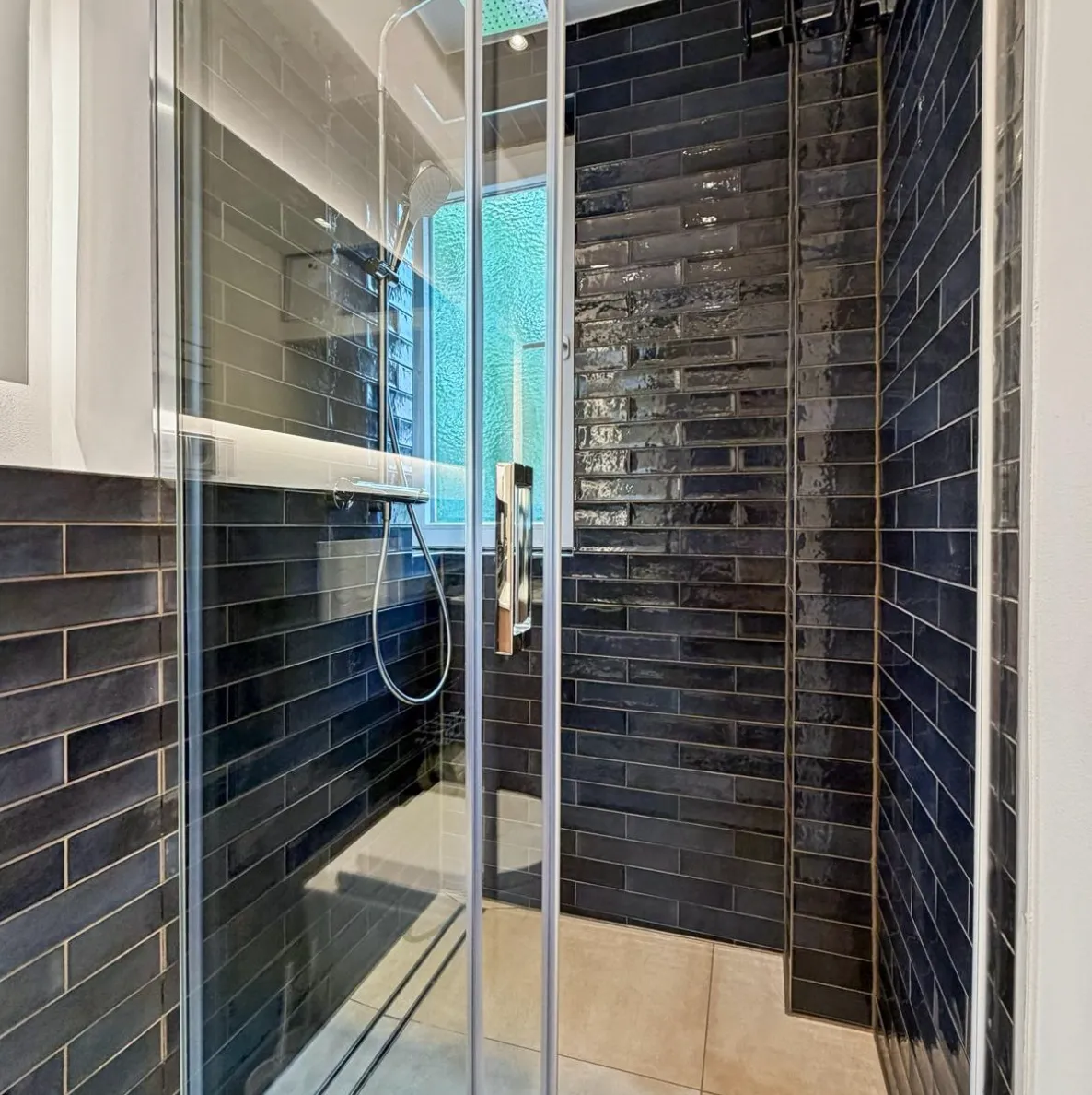 Begehbare Dusche mit Echtglas-Schiebetürsystem