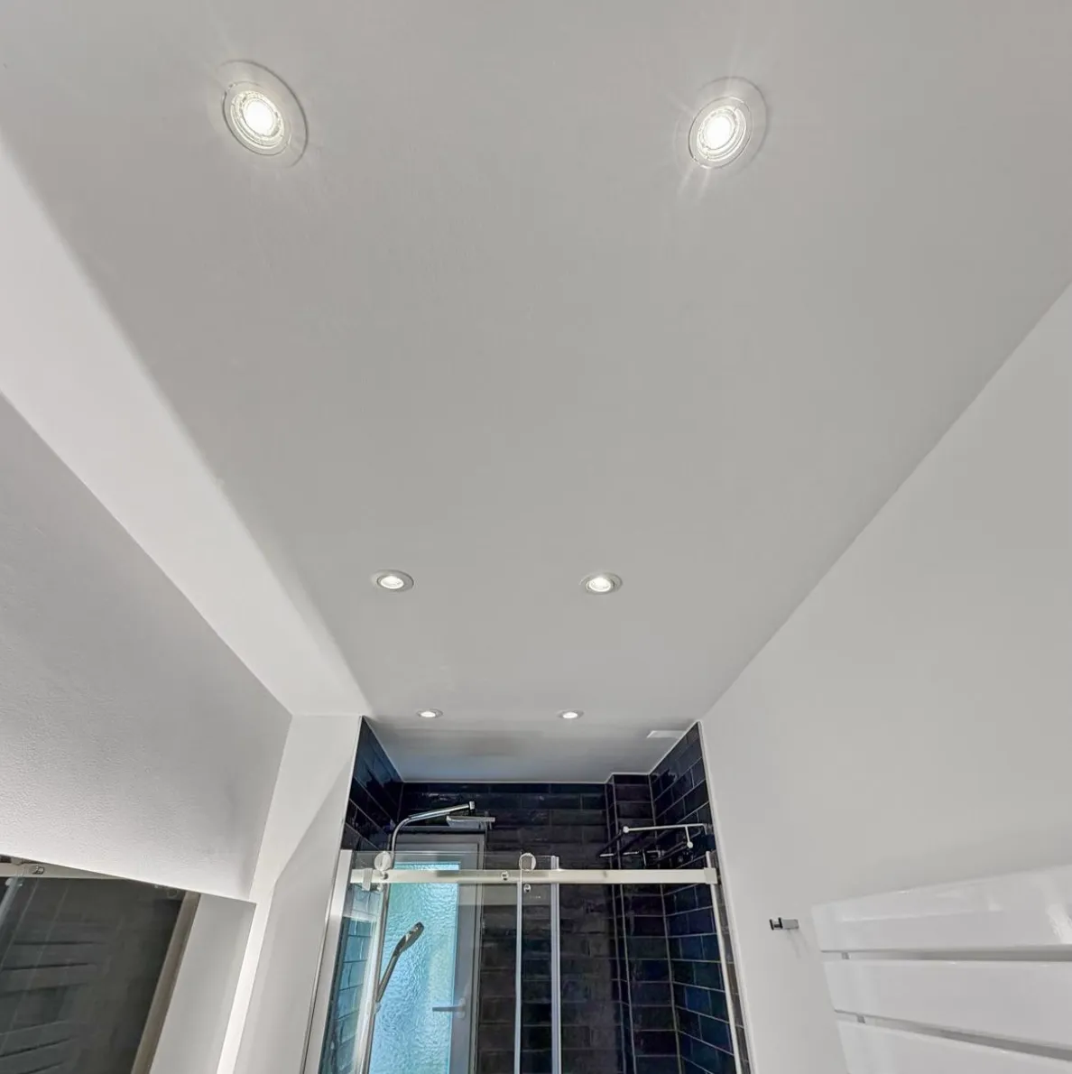 Abgehängte Trockenbaudecke mit integrierten LED-Deckenspots